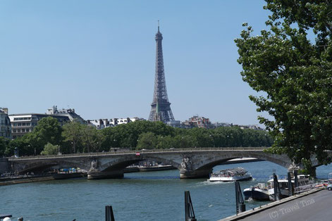 Spaziergang entlang der Seine mit Blick auf Paris bekanntestes Wahrzeichen.     