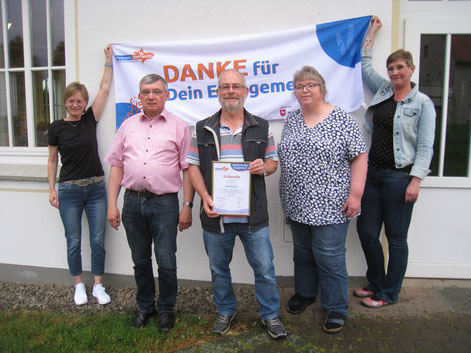 Ehrung als Überraschung: Auf dem Bild von links: Stefanie Kindler (Schriftführerin), Thomas Hartmann (1. Vorsitzender), Karl-Heinz Pete, Petra Heidelberg-Heise (Kreissportbund Northeim-Einbeck) und Maike Jahn (2. Vorsitzende)
