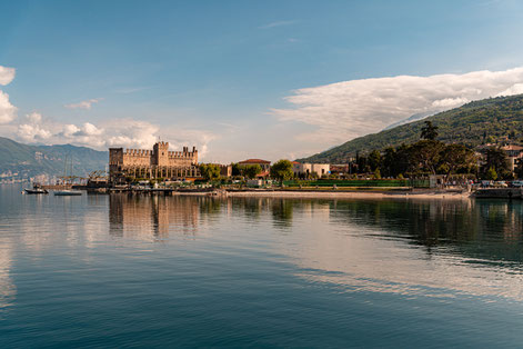 Blick von der Fähre auf Torri del Benaco