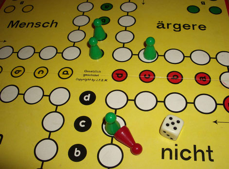 In ACT wird ermuntert die Regeln des Verstandes zu erkunden, um sich von Regelhörigkeit zu empanzipieren. 