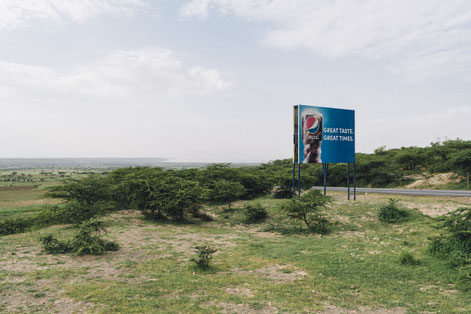 Auch in ländliche Regionen Afrikas wie hier in Äthiopien ist die Werbung globaler Softdrink-Anbieter präsent.