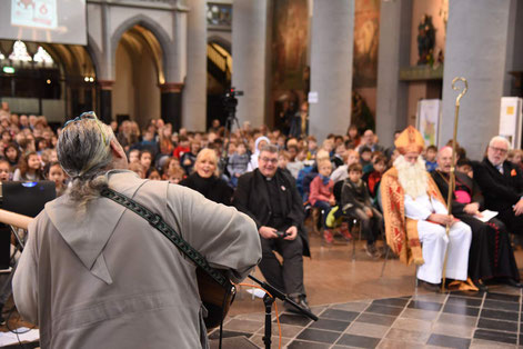 Gemeinsam mit dem Popmusiker und Mönch Stan Fortuna singen die Kinder und Gäste ein Lied zu Ehren des heiligen Nikolaus.© Theresa Meier