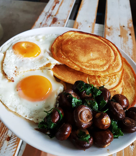 Pancakes Spiegeleier Champignons glutenfrei lowcarb nach dem Training Sporternährung Frühstück herzhaft 