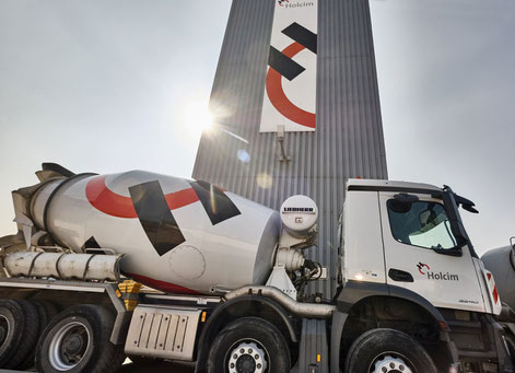 Das Tübinger Regierungspräsidium gestand dem Holcim-Werk "ausnahmsweise" mehr Schadstoff-Ausstoß zu. Foto: Joachim E. Röttgers 