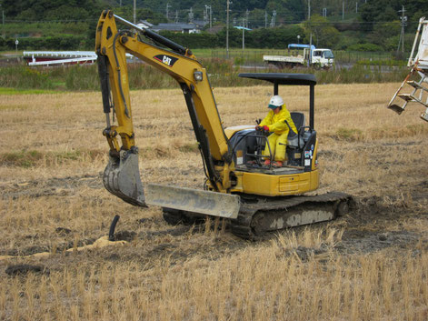 トーヨー産業　暗渠　バックホー　開削工法　非開削工法　水はけ改善　農地改良　農地拡大　土壌改善