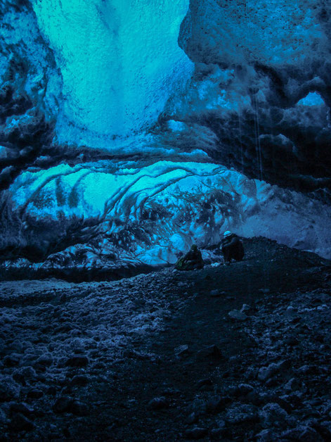 Tea time under the roof of Vatnajökull. // Tee Pause under dem Eisdach des Vatnajökull.