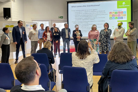 Ines Rüttinger (Projektverantwortliche beim Leadpartner KielRegion) gab gemeinsam mit allen Projektpartner:innen einen Ausblick darauf, was nach Ende der Projektlaufzeit passieren wird.