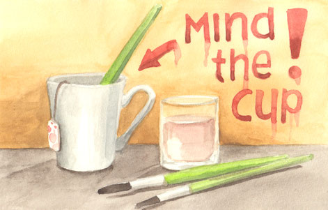 Aquarellskizze "Mind the cup!": Teetasse und Malwasser nebeneinander. In der Teetasse steht der Pinsel, im Vordergrund liegen zwei weitere Pinsel. Schriftzug "Mind the cup" im Hintergrund an der Wand