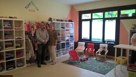 Auch die Leiterin des Kinderkleiderladens TopSchickKids, Anne Langner wird beim Tag der offenen Tür des neuen sozialen Treffpunkts in Obermeiderich am 15. Mai gemeinsam mit Herrn Gazul aus dem Irak Ansprechpartnerin der Gäste sein.