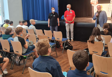 Schulleiter Thomas Regenbrecht (r.) gratulierte seinen Schülerinnen und Schülern zu dem Rekordergebnis