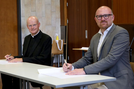 Bischof´Franz-Josef Overbeck und Oberbürgermeister Sören Link bei der Vertragsunterzeichnung I Foto: Nicole Cronauge, Bistum Essen