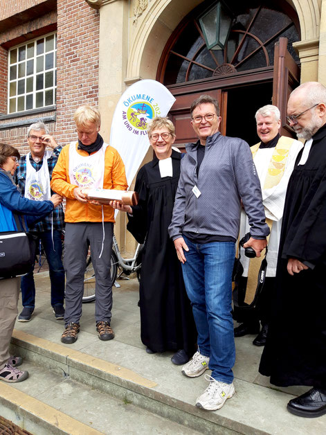 Am 1. Mai wurde die erste Radpilgergruppe von Emmerich aus auf die Reise geschickt.  Foto: Hildegard Gabler