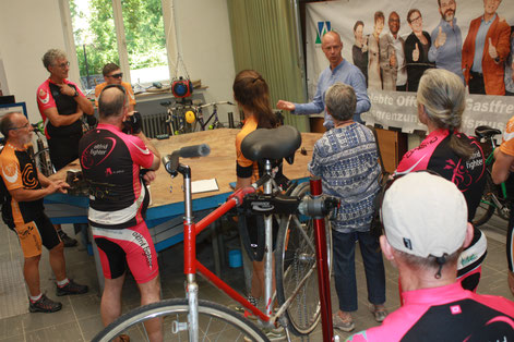 Helmut Reinsch, ehrenamtlicher Motivationstrainer der Werkkiste und Mitglied im Lions Club Duisburg, berichtet von seiner Arbeit