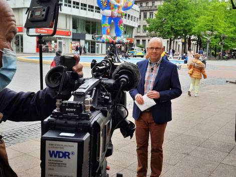 Fernsehpfarrer Gereon Alter vor dem Lifesaver-Brunnen. Foto: Pater Philipp Reichling