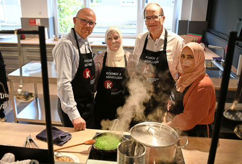 v.r.: Saida Chadmi-Chalh, Generalvikar Klaus Pfeffer, Insaf Omari, Oberbürgermeister Sören Link  l  Foto: Oliver Müller, Bistum Essen