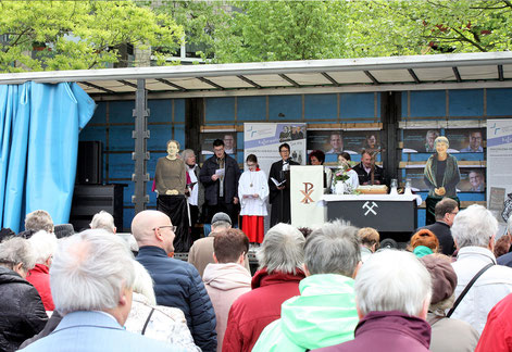 Gut besucht war der Neumühler  Open-Air Gottesdienst am 1. Mai 2018  I  Foto: Jürgen Hovorka