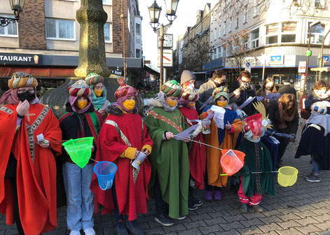 Sternsinger sammeln am Hamborner Altmarkt herzlich aber mit Abstand I Foto: St. Johann