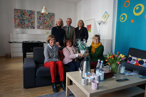 Oda Neuerburg, Hildegard Günzel-Wolfarth, Kirsten Trumpold bei der Spendenübergabe kurz vor Corona  I Foto: Caritas, Larissa Braunöhler