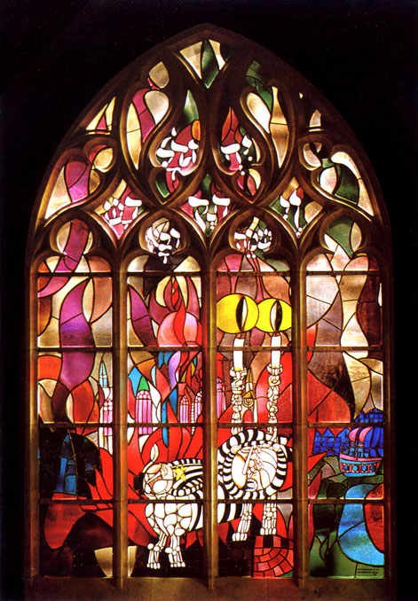 Das Gedenkfenster in der Salvatorkirche nach einem Entwurf des jüdischen Künstlers Naftali Bezem erinnert an die Zerstörung der Duisburger Synagoge 1938 I Foto:  Ev. Kirchengemeinde Alt-Duisburg