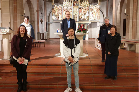 Führten ein außergewöhnliches Altar-Gespräch. V.l. oben: Schwester Mariotte Hillebrand, Generalvikar Klaus Pfeffer, Schwester Ursula Preusser, unten: Lina Kufner, Marcel Glaeser und Lena Richter