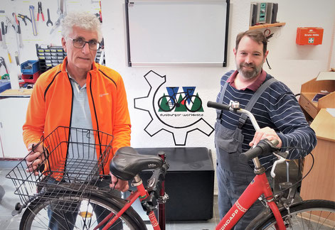 V.l.: Norbert Geier und Markus Sistermanns freuen sich über die ersten Fahrradspenden, die nach der Überprüfung übergeben werden können.