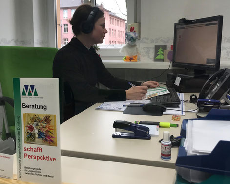 Lena Richter bei der Online-Beratung der Duisburger Werkkiste  l  Foto: Duisburger Werkkiste