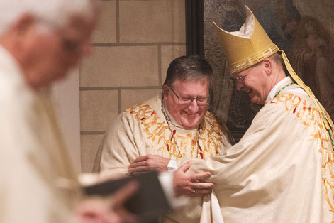 Abt Albert mit Bischof Franz-Josef Overbeck beim Festgottesdienst zum 60-jährigen Wiedererstehen der Abtei Hamborn