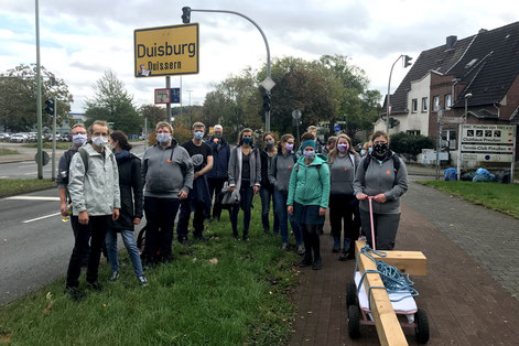 Wichtiges Etappenziel: In Duisburg ist das halbe Kreuz jetzt schon einmal. Ab hier begleitet die Pilger auch Pfarrer Christian Schulte aus Liebfrauen Foto: Lisa Mathofer I Bistum Essen