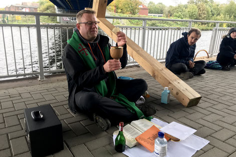 Eucharistiefeier unter der Kanalbrücke.  Foto: Lisa Mathofer I Bistum Essen