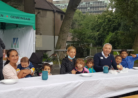 Gemeinsam mit Quartierkümmerer Yener Menguenogul freuen sich die Bruckhausener auf die Suppe. Foto: Lena Richter l Duisburger Werkkiste