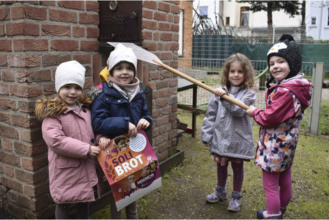 Kinder im Kindergarten St. Johannes freuen sich auf Pizza und Brot aus dem Holzbackofen l Foto: privat