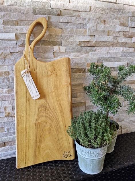massives Schneidebrett mit Griff