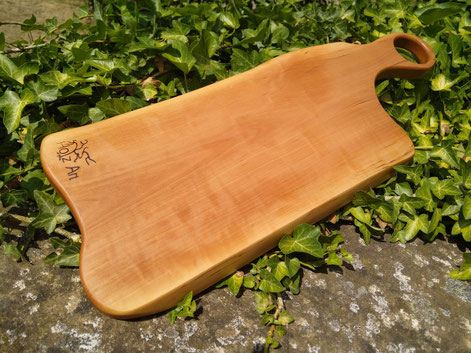 massives Schneidebrett mit Griff