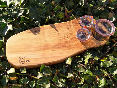 Frühstücksbrett mit Gläsern für Marmelade und Joghurt