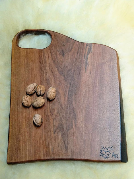 massives Schneidebrett aus Nussbaum