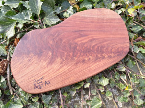 Schneidebrett mit ausdruckstarker Maserung