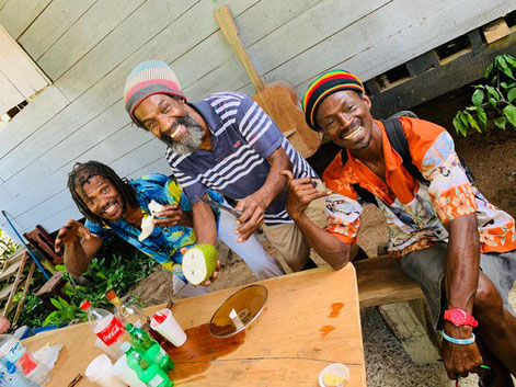 En outre, Matteo se complait en jouant de la musique. Il joue principalement du banjo. Et il forme un groupe avec des amis avec qui il ne manque pas de proposer des concerts dans les rues ou bars de la ville. Ils proposent notamment du calypso