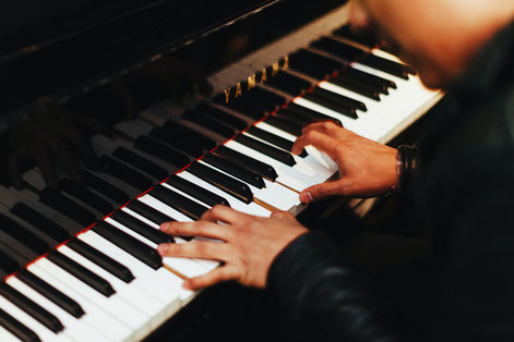 Mann erteilt Klavierunterricht an der Musikschule München Maxvorstadt