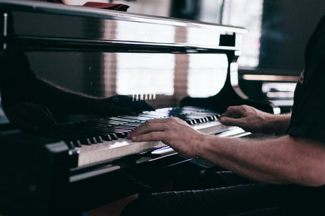 Mann erteilt Klavierunterricht an der Musikschule München Schwabing-West