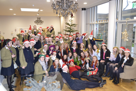 fête de Noël avec des élèves en uniforme dans un college anglais