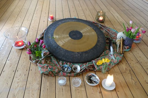 Gong liegt auf Decke in der Mitte des Raums