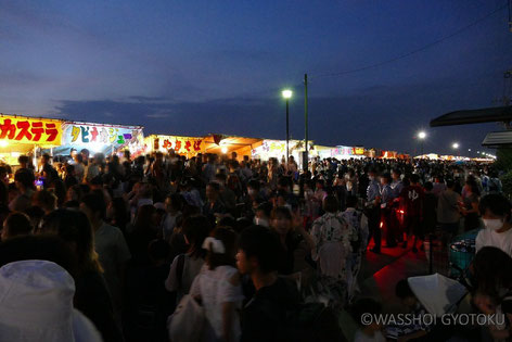 夜は大混雑となります(画像は19:30ごろ)