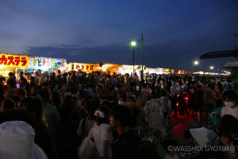 夜は大混雑となります(画像は19:30ごろ)
