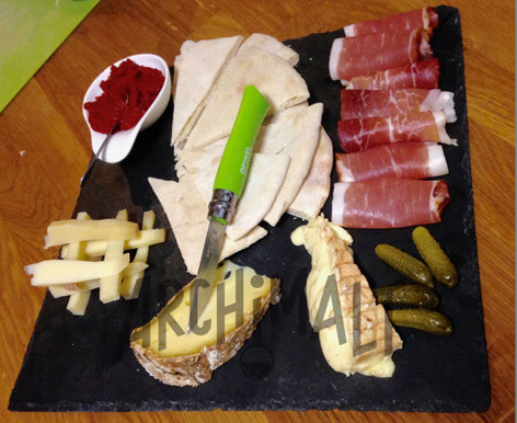 Planche apéro pour une soirée festive dans un bar à bières proche de Chambéry