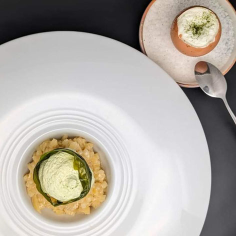 L Atelier Restaurant Locavor Risotto jaune œufs vodka ail des ours blanc soufflé et sa Farce Aux Escargots De St BONNET