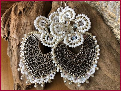 orecchini etnici con mezzaluna ornamentale con perline bianche