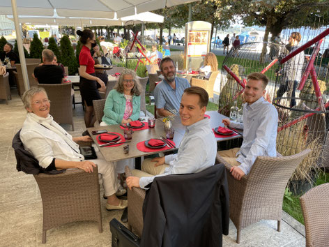 Familie sitzt. um den Tisch