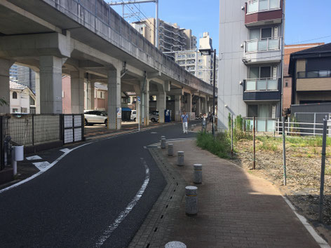 駐車場を左手に、まだまだ進みます。