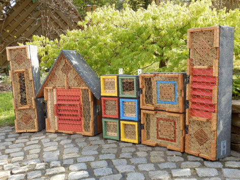 Wildbienenbruthilfen und Insektenhotels sind in einem naturnahen Garten eine sinnvolle Ergänzung der immer selten werdenden Nistmöglichkeiten für diese Tiere. www.bee-fly.de