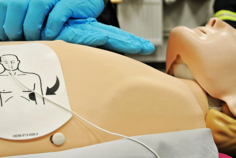 Übungspuppe mit PADS zur Defibrilation